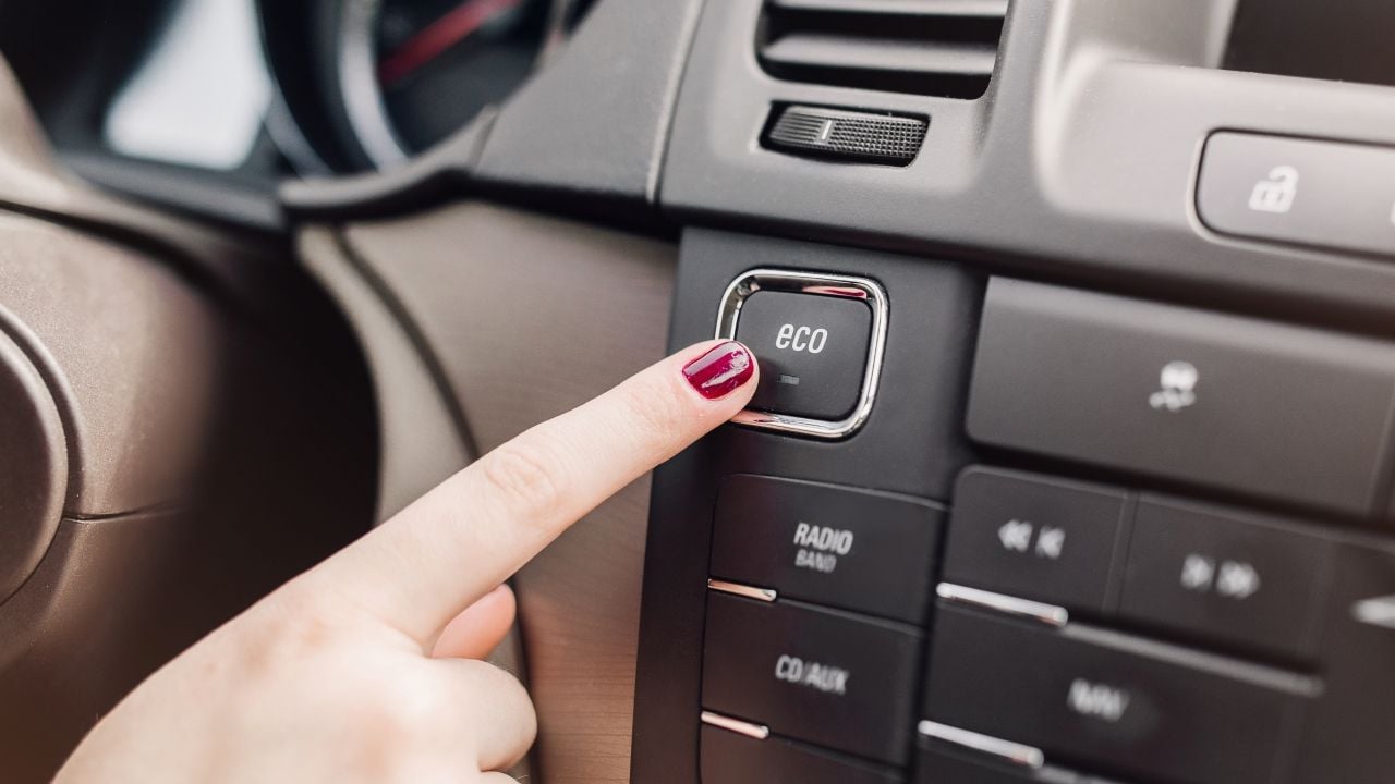 ¿Tu coche tiene botón ECO? Consejos para no perjudicar al motor y a tu seguridad