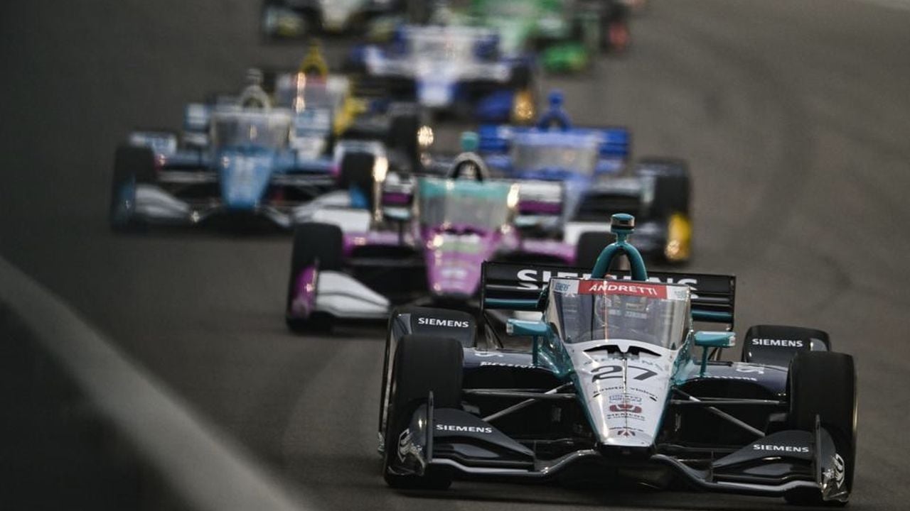 Kyle Kirkwood mantiene el pulso a Álex Palou y gana una carrera de locos en Gateway