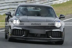 Porsche sorprende con un destapado 911 Turbo S 2026 en Nürburgring, y un interior sin concesiones a la deportividad